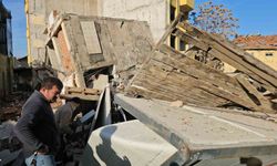 Yıkım sırasında enkaz altında kalmaktan saniyelerle kurtuldular