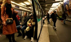 Paris metrosunda bıçaklı saldırı: Üç kadın yaralandı