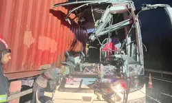 Yolcu otobüsü TIR'a çarptı 6 kişi hayatını kaybetti