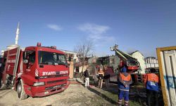 Arnavutköy'de boş binanın çatısı alevlere teslim oldu