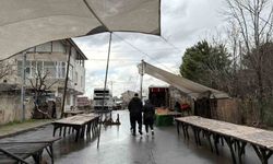 Arnavutköy'de fırtına pazarı vurdu, 08.00'den beri çadırı kuramadılar