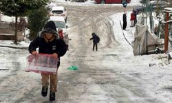Arnavutköy'de kar yağışıyla kayak pistine dönen sokak dronla görüntülendi