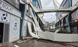 Avcılar'da fırtına iş yerinin çatısını uçurdu