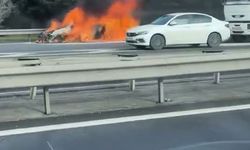 Avcılar'da seyir halindeki araç alev alev yandı