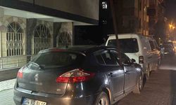 Avcılar'da şiddetli rüzgarda kopan 6 metrelik demir çubuk otomobile saplandı