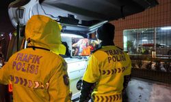 Yeni aldığı ehliyetin zarfını polise açtıran kadın sürücü ilk cezasını yedi