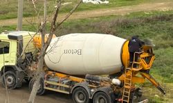 Beton mikseri boş araziye atık döktü iddiası