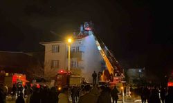 Bursa'da 3 katlı binanın çatısında yangın