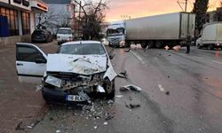 Bursa'da karşı şeride geçen tır, otomobille kafa kafaya çarpıştı