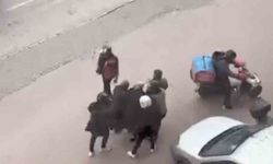 Bursa'da lodosa yakalanan yaşlı kadına kuryeler siper oldu