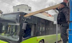Çatıdan kopan kereste seyir halindeki otobüse saplandı