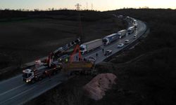 Devrilen hafriyat kamyonu uluslararası yolda trafiği felç etti