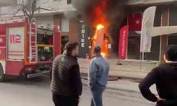 Dükkan önünde başlayan yangın akülerin patlamasıyla büyüdü