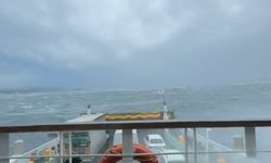 Eskihisar iskelesine yanaşamayıp sürüklenen arabalı feribot güvenli bölgede fırtınanın geçmesini bekliyor