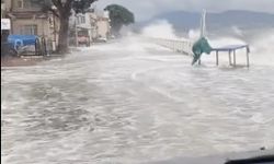 Fırtına sebebiyle kara ile deniz birleşti, tekneler battı