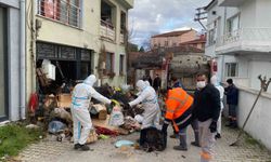 Görükle'de iki katlı evden 9 kamyon çöp çıktı