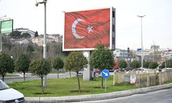 Gaziosmanpaşa'da ekranlar Türk bayraklarıyla donatıldı