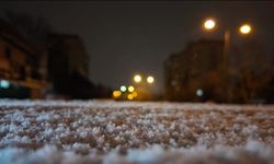 İstanbul'da gün boyu beklenen kar yağışı gece saatlerinde etkisini gösterdi