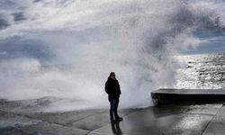 İstanbul'da lodos etkili oldu, dev dalgalar sahili kapladı