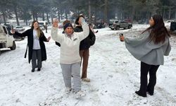 Kar yağışını göbek atarak kutladılar