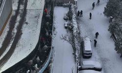 Karlı kaplı yollarda yürüyen vatandaşların karla imtihahı