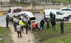 Kontrolden çıkan otomobil, belediye aracına çarparak takla attı