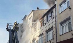Küçükçekmece'de 3 katlı binanın çatı katı alev topuna döndü