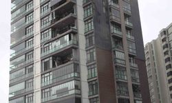 Lüks sitenin cam balkonları lodosla beraber uçtu