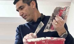 MYO müdürü okuldaki tadilat işlerini kendi elleriyle yapıyor