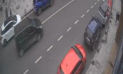 Ön kaldıran motosikletli park halindeki araca çarptı
