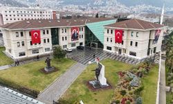 Osmangazi Belediyesi binalarını Türk Bayraklarıyla donattı