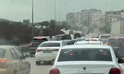 Otobanda ters yöne giren araç trafiği kilitledi