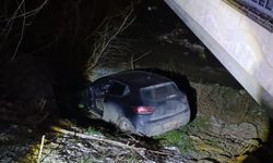 Otomobil dereye uçtu, sürücü yaralandı