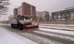 Pendik Belediyesi'nin karla mücadele çalışmaları tüm hızıyla sürüyor