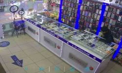 Pendik'te akılalmaz hırsızlık: kova ile dikkat dağıttılar, dükkan boşalınca telefonları çaldılar