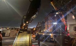 Pendik'te otomobil apartman bahçesine uçtu: 2 yaralı