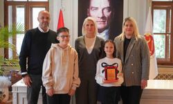 Piyano Festivali ve Yarışması'nda dereceye giren genç piyanist ödüllendirildi