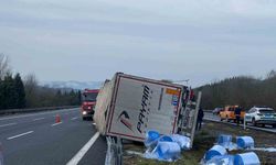 Refüje çarparak yan yatan tırın sürücüsü yaralandı