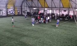 Futbolcunun dili boğazına kaçtı, hakem saniyelerle kurtardı