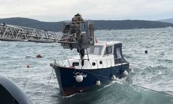 Sarıyer'de lodos nedeniyle teknede mahsur kalanları itfaiye kurtardı