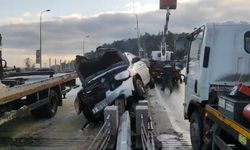 Sarıyer'de otomobil aydınlatma direğine çarptı