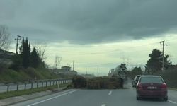 Seyir halindeki tırdan düşen saman balyaları trafiği tehlikeye attı