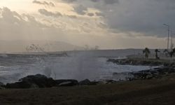 Şiddetli lodos Marmara'yı vurdu: Tekirdağ sahil dalgalarla kaplandı