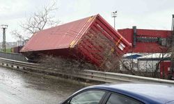 Şiddetli rüzgar eski gümrük sahasında konteynırları devirdi