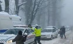 Soğuk havada sıcak görüntüler: Jandarma çocuklarla kar topu savaşı yaptı