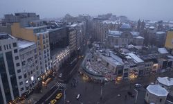 Taksim'de kar yağışı etkili oluyor