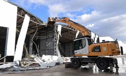 Tarım arazisine kaçak yapılan depolar yıkıldı