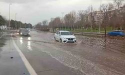 Tuzla'da kuvvetli fırtına nedeniyle deniz taştı, yollar göle döndü