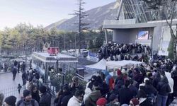 Uludağ'da zirve yarışı...Teleferik kuyrukları metrelerce uzadı