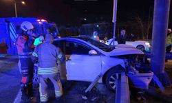 Ümraniye'de otomobil bariyerlere saplandı: 2 yaralı